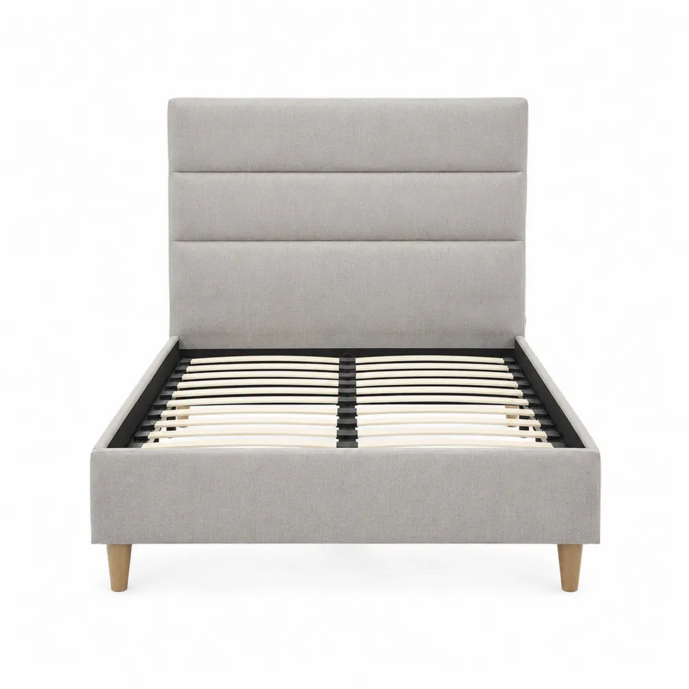 Letto matrimoniale in tessuto grigio con doghe in legno 200x160 cm